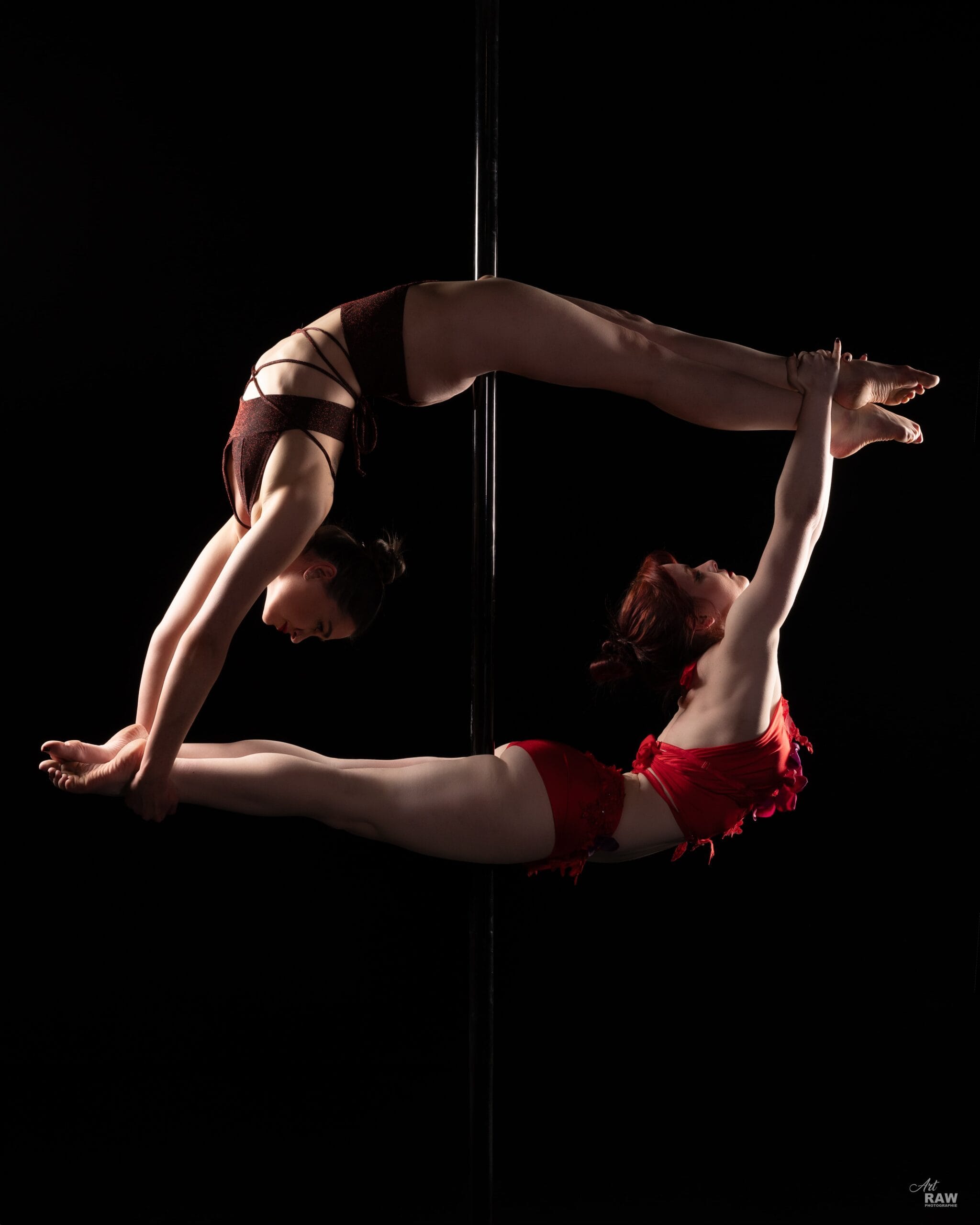 Deux danseuses dans une performance de cerceau aérien