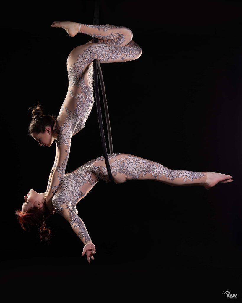 Deux danseuses dans une performance de cerceau aérien